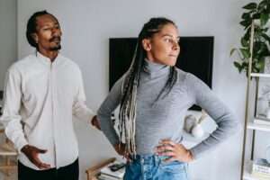 couple qui se dispute dans la cuisine