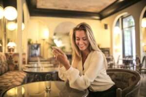 femme assise seul dans un bar qui sourit