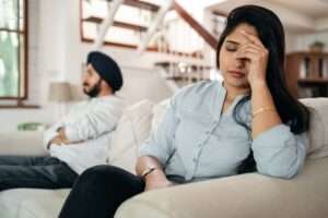 couple indien assis sur un canapé qui ne s'adresse pas la parole