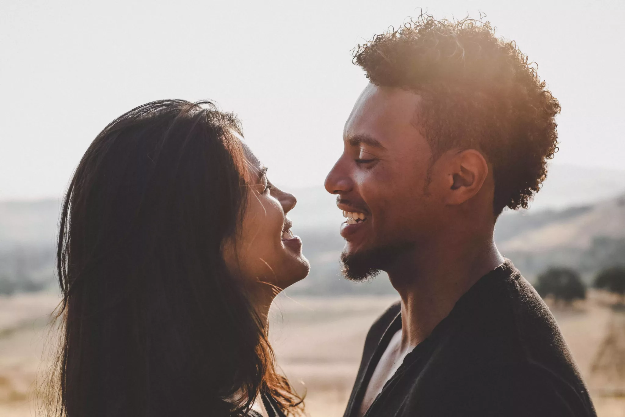 couple heureux coucher de soleil