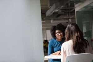 deux femmes qui discutent