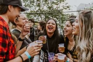 groupes d'amis hommes et femmes qui boivent et qui rient