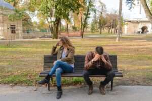 couple assis dans un parc sur un banc