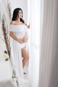 Femme enceinte regardant la fenêtre