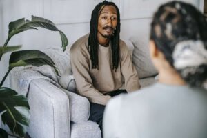 un homme écoute sa partenaire lors d'une dispute pour gérer de maniere constructive