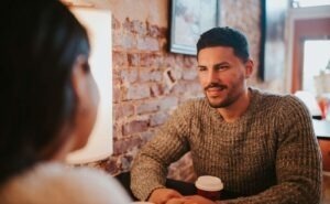 un homme exprime ses besoins a sa femme sans dispute, de manière constructive