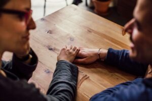 un couple trouve un compromis après une dispute gérer de manière constructive