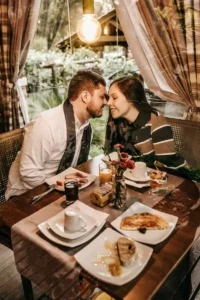 un homme montre son amour a une femme au restaurant