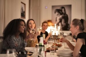 Femmes tenant des verres à vin