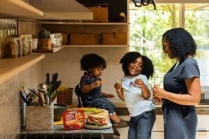 maman et ses deux filles dans la cuisine